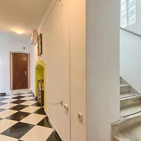 Hostel Pula بيت شباب *