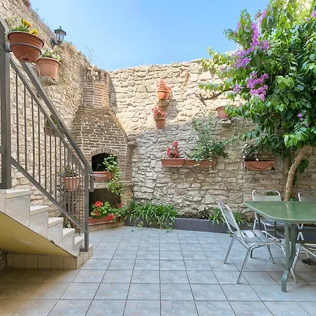 بيت شباب Hostel Pula *